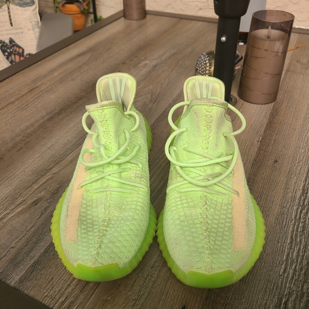 YEEZY BOOST 350 V2 "Glow in the Dark" - No Box